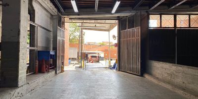 Bodega en venta cerca a centros comerciales, vías principales, tiendas. Piso en mortero, 3 espacios, 3 niveles, 4 baños, energia trifásica, piso reforzado, transformador, puerta camión, zona de carga, muelle, área de oficinas. Conjunto cerrado con 4 parqueaderos, vigilancia y bahía de parqueo. inmuebles sujetos a verificacion de disponibilidad
