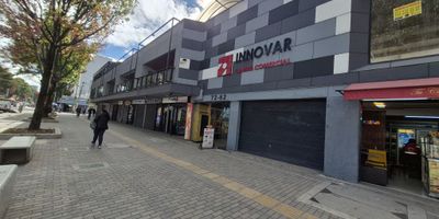 Excelente local comercial dúplex, ubicado en el centro comercial Innovar, pisos en cerámica, un baño privado. Vías de acceso Av Cra 15, Cl 72 y Av Caracas. Con cercanía a Panamericana, bancos, restaurantes y sector comercial. Facilidad de transporte público.