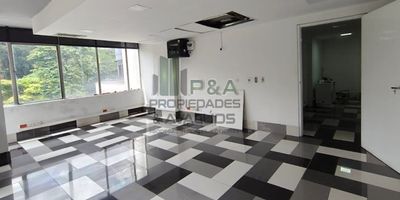 ¡OFICINA DE LUJO EN EL CORAZÓN DE POBLADO!
¡Descubre este hermoso espacio de 123m2 ideal para tu negocio u oficina! Ubicado en uno de los barrios más céntricos y dinámicos de Medellín, a pasos de colegios, centros comerciales y transporte público.
Esta moderna oficina cuenta con acabados y detalles de primera calidad. Sus amplios y luminosos ambientes se encuentran distribuidos en una única planta, facilitando la circulación y adaptación de cualquier tipo de actividad. 
Además, podrás disfrutar de una cocina integral totalmente equipada para tus reuniones o eventos de trabajo. Ventanales generosos aportan luz natural y vista a la animada calle.
¡No dejes pasar esta excelente oportunidad en una de las zonas más valoradas y dinámicas de la ciudad! Comunicate ahora mismo para agendar una visita.