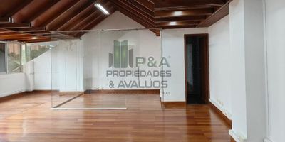 ¡OFICINA IDEAL EN EL CORAZÓN DE POBLADO!
¡Descubre este espectacular espacio de 99m2 en pleno corazón del dinámico barrio Poblado en Medellín! 
Ubicado estratégicamente a pocos minutos de los mejores colegios, universidades y centros comerciales de la zona. 
Cuenta con amplias áreas verdes iluminadas y ventiladas, pisos de madera que le dan un toque cálido y acogedor. Dos completos baños y una cocina equipada para que puedas trabajar cómodamente.  
Además, el transporte público está a la vuelta, lo que te permite conectarte fácilmente con cualquier parte de la ciudad.
¡El lugar ideal para tu emprendimiento! Contáctanos ya para agendar una visita a esta maravillosa oficina.