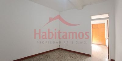 Casa con área de 60m2, estrato 3.Ubicado en primer piso,  en una zona residencial con buena movilidad, cuenta con cercanía a  transporte público como Ruta de buses San Javier, Barrio Cristóbal y demás, colegios, supermercados e iglesias, lo que facilita el día a día.Su distribución es práctica y funcional. Además, al estar en un primer piso, ofrece fácil acceso.
! Un espacio ideal, bien ubicado¡!