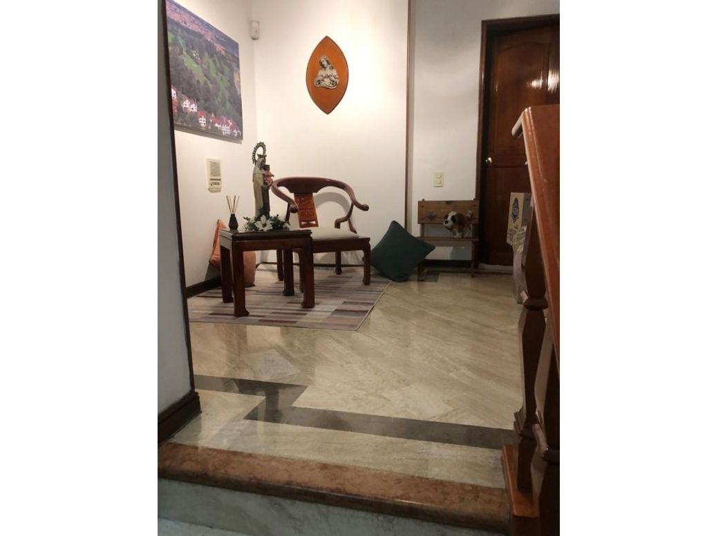 Casa de 4 alcobas en venta en Club De Los Lagartos, Bogotá, 268 m² · foto 2 de 9