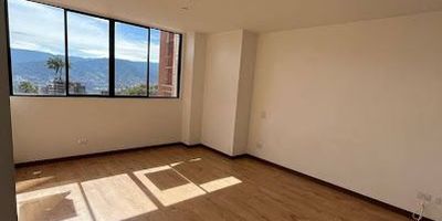 Se arrienda hermoso apartaestudio, en Envigado, muy buena ubicación, piso 4, unidad cerrada, portería 24 horas, zonas verdes, piscina, zona de juegos, gimnasio. 