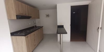 Area 60 mts, 3 alcobas, 2 baños, sala comedor, cocina integral, zona de ropas, parqueadero cubierto, porteria 24 horas, piso alto