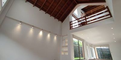 En venta hermosa casa de tres niveles en conjunto cerrado en Chía, diseñada para brindar confort, luz natural y conexión con la naturaleza. En el primer nivel encontrarás sala con doble altura y chimenea a gas, comedor iluminado, baño social, cocina tipo americana totalmente equipada, zona de lavandería, cuarto y baño de servicio, y un jardín interior ideal para compartir en familia. En el segundo nivel se ubica la habitación principal con balcón, vestier y baño privado, además de dos habitaciones auxiliares, cada una con baño y excelente iluminación. El tercer nivel ofrece un amplio estudio, sala de TV con chimenea de leña y baño completo con tina. Incluye cuatro parqueaderos. El conjunto cuenta con vigilancia, portería y zonas comunes con parques infantiles. ¿Te interesa conocer más o agendar una visita? Escríbenos al WhatsApp 57 317 8934662. ¡Estamos listos para mostrártela cuando necesites!