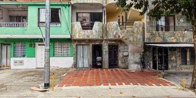 Agradable apartamento ubicado en el sector de Belen las playas, en la calle 14, piso 4, tiene un área de 90 metros aproximadamente. El inmueble cuenta con: 3 alcobas, 2 baños cabinados, 3 closets, sala-comedor, cocina integral con red de gas, y piso en cerámicaLos datos de los inmuebles promocionados en la página web están sujetos a cambio y verificación de disponibilidad.