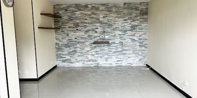 Apartaestudio de 50 metros ubicado en Teusaquillo, cómodas vías de acceso, Avenida Caracas y Carrera 30, piso 6 con ascensor, un baño de doble acceso para independizar el espacio de la habitación y la zona social, sala comedor amplia con pared decorativa en piedra, cocina integral a gas con zona de lavandería, deposito en el mismo piso del apartamento, parqueadero cubierto. El edificio cuenta con portería vigilancia 24 horas. El valor del canon es de $1.700.000 más la administración que tiene un valor de $400.000. Excelente oportunidad, contáctanos ahora.