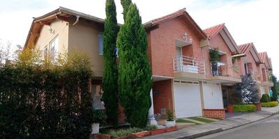 Codigo 28069. ? Casa en venta ubicada en Rionegro sector Ojo de Agua? Características del Inmueble:• 3 Habitaciones (principal con vestier y baño privado)• 4 Baños• Biblioteca o estudio• Estar de alcobas• Sala y comedor• Cocina abierta integral• Zona de ropas• Balcón y terraza• Patio y jardín• Parqueadero sencillo• Cuarto útil• Servicios públicos• Área construida: 174 m²• Área lote: 234 m²• Área jardín: 60 m²• Estado: Usado en excelente estado• Niveles: 2? Valor de venta: $1.300.000.000? Administración: $100.000? Predial anual: $1.500.000? Avalúo catastral: $281.000.000? Descripción:Esta hermosa casa esquinera de dos niveles ofrece una distribución privilegiada con acabados de lujo, excelente iluminación natural y una vista espectacular a la vereda Ojo de Agua.Pisos en mármol, baños con cabinas en vidrio templado, cocina moderna con mesón en mármol y espacios amplios pensados para el confort y el estilo.Ideal para quienes buscan exclusividad, tranquilidad y cercanía a todo.? Entorno y Ubicación:Ubicada en el barrio San Antonio – sector Ojo de Agua, Rionegro, con cercanía a:• San Antonio de Pereira• Clínica Somer – City Médica• Universidades y colegios• Centros comerciales y restaurantes• A pocos minutos del Aeropuerto JMC? Zonas Comunes:• Portería 24 horas• Parque infantil• Zona BBQ• Zonas verdes• Zona de mascotas• Parqueadero de visitantes? Nota:• Poda de jardín incluida en la administrac