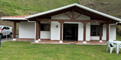 SE VENDE HERMOSA FINCA EN SAN VICENTE, ANTIOQUIA 

 Precio: $580 millones
 Se recibe vehículo o apartamento en parte de pago

 Ubicación estratégica:
 • A 5 minutos del casco urbano de San Vicente.
 • Vía pavimentada, acceso para todo tipo de vehículo.

 Detalles de la propiedad:
 Área del lote: 2.550 m²
 Área construida: 155 m²

 Comodidades de la casa:
 • 3 habitaciones.
 • 2 baños.
 • Sala amplia.
 • Comedor.
 • Cocina.
 • Corredores amplios.

 Zonas exteriores:
 • Parqueadero para 5 vehículos.
 • Portada.
 • Cercado en eugenios y estacón inmunizado.
 • Escrituras al 100%
