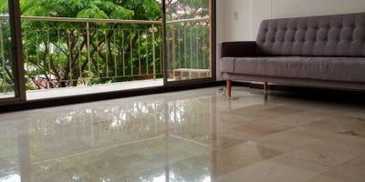 Oficina en arriendo Medellín, en el sector del Poblado; cuenta con 3 alcobas con baño cada una, 2 baños sociales, 2 parqueaderos, zona comercial en el primer piso, portería 24 horas, facilidad de transporte público, excelente para iniciar tu negocio.