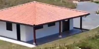 Vive la tranquilidad campestre que siempre soñaste
Descubre esta encantadora casa campestre ubicada en la Vda El Porvenir, San Vicente Ferrer, Antioquia. Ideal para quienes anhelan un entorno natural sin renunciar al confort y la calidad de vida.

Área del lote: 2 842 m²
Área construida: 100 m² (aprox.)
Año de construcción: 2025 

Este hogar cuenta con:
3 acogedoras habitaciones
2 baños completos
Sala‑comedor integrada con cocina semi‑integral y abierta, perfecta para compartir con familiares
Zona de labores, cuarto útil, y corredores que integran los espacios con el entorno 

Equilibrio perfecto entre comodidad y naturaleza
Se disfruta de una maravillosa vista a la montaña, mientras que externamente cuenta con portón eléctrico, está cerca de supermercado, y goza de una ubicación estratégica en zona residencial