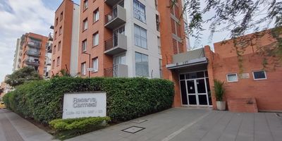 Este apartamento en Carmesí es ideal para familias que buscan comodidad y seguridad. Cuenta con tres alcobas, todas con clóset para mayor organización. La alcoba principal destaca por su baño privado. El diseño interior ofrece un espacio de sala-comedor integrado, perfecto para compartir en familia. La cocina integral está equipada con estufa empotrada, y para tu comodidad, el apartamento incluye calentador.

Ubicado en un conjunto cerrado, disfrutarás de amenidades exclusivas como piscina para adultos y niños, juegos infantiles, y un salón social para tus eventos. Además, el inmueble incluye un parqueadero privado, garantizando la seguridad de tu vehículo.