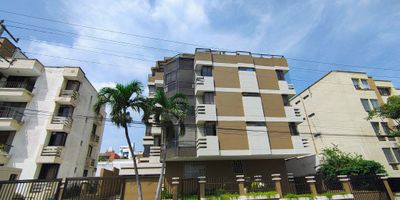 Apartamento con una espectacular ubicación y otros sitios de interés de la ciudad. En el apartamento encontrarás una amplia zona social con pisos en granito, el apartamento ofrece una agradable vista y es lado sombra. Luego encontramos tres alcobas, con dos baños, cuenta con espacios amplios que puedes adecuar a tu gusto. cercano a centro comercial buenavista 1,2 y 3 plaza del parque, tiendas de barrio, supermercados y parques.