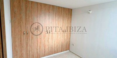 La propiedad es un apartamento ubicado en el sector Prados del Este. Destaca por su diseño funcional, que incluye tres habitaciones, la principal con baño privado y clóset, sala, cocina integral con lavamanos en acero inoxidable y baño auxiliar.
El edificio ofrece comodidades como área social, piscina, parqueadero cubierto, ascensor y vigilancia, ideal para familias que buscan comodidad y seguridad en una zona residencial.
COD 2965