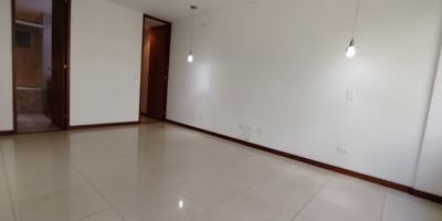 Cocina Integral
Red De Gas
Balcón
Cuarto Útil
Ascensor
Juegos
Piscina
Salón Social
Zonas Verdes
Gimnasio
Alcobas 2
Baños 2
Closets 3
Vestier 1
Tipo De Piso Porcelanato
Horas Portería 24 HORAS
Parqueadero Doble Paralelo
Parqueadero De Visitantes
Shut De Basuras
