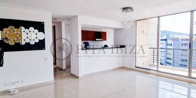 Apartamento en excelentes condiciones con 3 habitaciones, principal con baño privado, baño auxiliar, sala,comedor, cocina integral con horno, calentador, todas las habitaciones tienen aire acondicionado, zona de lavado, depósito y parqueadero asignado.
Cuenta con vigilancia, piscina, zonas verdes y juegos infantiles. Edificio con recepción, ascensor y servicios públicos completos, cerca de vías principales, transporte público, supermercados y centros comerciales.
COD 2906