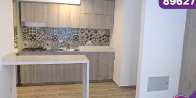 Apartamento para estrenar en arriendo, ubicado en el sector de Ciudad de Mallorquín, al norte de la Ciudad de Barranquilla, cerca de la Ciénaga de Mallorquín, reconocidas universidades como la Uninorte y colegios como el San Jose, centros comerciales y grandes parques. El apto cuenta con 57,17 m2, hermosos acabados, está del lado sombra, sala comedor, estudio, 2 alcobas con closet, baño privado y auxiliar con divisiones de vidrio, aire invertir en la alcoba principal, cocina integral con pantry tipo americano y área de labores. El conjunto cuenta con amplias y acogedoras zonas sociales, lobby, ascensores, piscinas, parque infantil, zonas verdes, kiosco social, cancha deportiva, salón social, zona de bbq y amplios parqueaderos comunales