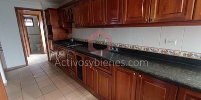 Arriendo casa en Sabaneta sector San José, 130MT,  6 alcobas, 5 baños, 6 closets, sala comedor, cocina integral con red de gas, patio, jardín, balcón, sauna, parqueadero.Información sujeta a cambios. Las imágenes de muebles, enseres, decoración y demás elementos son una referencia. Arrienda Activos y Bienes, Inmobiliaria experta en administración, arrendamiento y venta de apartamentos, casas, locales, bodegas y oficinas en el Oriente Antioqueño, Medellín y toda el área Metropolitana.
