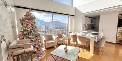 Precio reducido!! Obtenga la oportunidad de adquirir este hermoso apartamento en arriendo ubicado en uno de los sectores más exclusivos de Bogotá D.C., en el departamento de Cundinamarca. Con una amplia área terreno y privada de 137 M2, este apartamento de 3 habitaciones y 3 baños es ideal para familias que buscan comodidad y elegancia en su nuevo hogar.

Al ingresar a la propiedad, se encuentra un amplio recibidor que da paso a la moderna sala, perfecta para recibir visitas y compartir momentos en familia. Desde aquí, se puede acceder al balcón, el lugar perfecto para disfrutar de una vista panorámica de la ciudad. La cocina tipo americano, equipada con electrodomésticos de alta calidad y una barra estilo americano, es el espacio ideal para los amantes de la gastronomía. Además, cuenta con una despensa y zona de lavandería independiente. La propiedad cuenta con 3 habitaciones, la principal con baño privado y un amplio armario empotrado. Todas las habitaciones tienen su propio baño y doble ventana, lo que permite una excelente iluminación y ventilación natural en todos los espacios. También hay una biblioteca/estudio, ideal para aquellos que trabajan desde casa o para los amantes de la lectura. Con excelentes acabados y un diseño moderno, este apartamento cuenta con servicios de agua, gas domiciliario, electricidad, internet, y piso laminado en todas las áreas. Además, cuenta con una puerta de seguridad para brindar tranquilidad y protección a sus habitantes. La propiedad ha sido reformada recientemente, lo que le da un toque de elegancia y comodidad. Este apartamento está ubicado en un edificio con acceso pavimentado, ascensor, gimnasio, zonas sociales, salón comunal y vigilancia las 24 horas del día. Además, cuenta con 2 plazas de garaje y un depósito para almacenar sus pertenencias. La urbanización es cerrada y cuenta con acceso para discapacitados, lo que lo hace ideal para personas de todas las edades. Ubicado en una zona residencial,