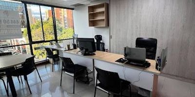 Se renta oficina en una ubicación envidiable en la ciudad de Medellín! Este inmueble se encuentra ubicado en una zona estratégica de la ciudad, donde podrás disfrutar de una gran variedad de servicios y comodidades a tu alcance. Con una extensión de 30 M2, esta oficina es perfecta para emprendedores, pequeñas empresas o profesionales independientes que buscan un espacio de trabajo cómodo y funcional.

La oficina cuenta con 1 ambiente, además de 1 baño completo que garantiza la comodidad y privacidad de quienes trabajen en el lugar. También cuenta con  pozuelo y garaje privado, lo que te brinda la seguridad de tener un lugar seguro para estacionar tu vehículo o el de tus clientes.

No pierdas la oportunidad de tener una oficina en un lugar estratégico y con todas las comodidades que necesitas. ¡Contáctanos para agendar una visita y conoce más detalles de este inmueble!