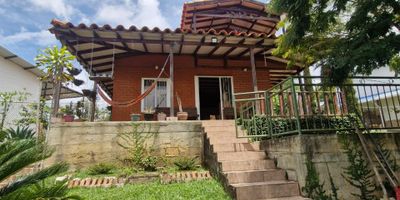 VENTA CASA CAMPESTRE KILOMETRO 30,  cerca al pueblo. En Condominio. Lote de 600 metros. Casa de dos pisos. Parqueadero para dos o tres carros. Árboles frutales, casa de muñecas, la casa tiene en el primer piso sala comedor, cocina, dos habitaciones, baño social, zona de ropas. Segundo piso habitación principal con baño. balcón con excelente vista. La administración $160.000 incluye el agua. Hay alcantarillado. La zona social del condominio es muy agradable: tiene juegos infantiles, cancha de futbol, senderos para caminar y disfrutar de la naturaleza. Hay cerca un río donde se puede hacer paseo en olla.  PRECIO DE VENTA: $255millones negociables.