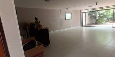 ¡Casa en venta al norte de Cali – excelente ubicación y amplios espacios!
Oportunidad única para vivir o invertir en una zona estratégica del norte de la ciudad. Esta casa está ubicada a tan solo una cuadra de la Avenida 6ª y la Avenida Vásquez Cobo, a pasos del Centro Comercial Chipichape, con fácil acceso a transporte público y zonas comerciales.
 Área de lote: 10 metros de frente x 25 metros de fondo
 Amplio antejardín y garaje cubierto
 Sala comedor con excelente iluminación
 Cinco alcobas + cuarto de servicio
 Cuatro baños
 Cocina integral y patio de ropas
 Hermoso patio ornamental
 Ideal para uso residencial o de oficinas
Una propiedad con excelente proyección en una de las zonas más valorizadas y conectadas de Cali.
¡Agenda tu visita y conoce su potencial!