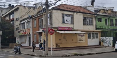 Excelente oportunidad de inversión en el barrio La Estrella, localidad de Teusaquillo. Casa esquinera de 351 metros cuadrados construidos, ubicada en la calle 27 con carrera 27. El primer piso cuenta con tres locales comerciales independientes, todos actualmente arrendados. El segundo piso ofrece una oficina amplia también rentada, ideal para uso institucional, médico, educativo o empresarial. Zona estratégica con alto flujo peatonal y vehicular, cercana a importantes vías como la Avenida Caracas, Avenida El Dorado y Carrera 30. Fácil acceso a estaciones de TransMilenio y transporte público. Cercanía a universidades, clínicas, colegios, entidades estatales y comercio establecido. Inmueble con renta activa y alto potencial de valorización, ideal para inversionistas, empresas o instituciones que requieran ubicación central, visibilidad y conectividad en Bogotá.

Rodrigo Clavijo Navarro 
RCN Agente Inmobiliario
