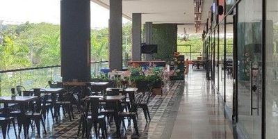 Descubre este encantador local de 40 metros cuadrados en el corazón de la ciudad. Con una ubicación privilegiada, este espacio ofrece infinitas posibilidades para tu negocio. Con una distribución versátil y una atmósfera acogedora, es el lugar perfecto para dar vida a tus sueños emprendedores. ¡No pierdas la oportunidad de convertir este local en el epicentro de tu éxito!