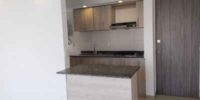 Jamundí. Venta de apartamento en los Naranjos, manzana seis. Es un noveno piso, con vista al exterior. Por su ubicación es muy fresco e iluminado. Cuenta con sala comedor, cocina semi integral, zona de oficios, estudio, baño social, área flexible o sala de televisión que se puede adaptar como tercera habitación. Dos habitaciones, principal con baño privado. Parqueadero propio en plataforma.

La unidad cuenta con vigilancia permanente, salón social, piscina para adultos y niños, zona de juegos infantiles y cancha de futbol. Parqueadero de visitantes interno. Amplias zonas verdes.