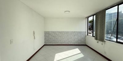 Oficina en arriendo en Medellín Conquistadores con espacio abierto, ventanales y 1 baño. Cuenta con citofonía y circuito de cámaras de monitoreo en pasillos. Ubicada frente al Centro Comercial Unicentro entrada Bulerías, diagonal al Colegio Luján y frente a la UPB. Sector de fácil acceso y alta visibilidad, ideal para tu negocio. Contáctanos en Epicasa.