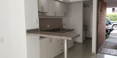 Jamundí. Alquiler o venta de casa en la unidad residencial Alegra. Excelente ubicación, cerca al centro comercial Alfaguara, zona de restaurantes y avenida cañas gordas. A quince minutos de Cali, por ende tiene acceso a colegios y universidades del sur de la ciudad. Consta de sala comedor, cocina semi integral, zona de oficios y baño social.  Patio amplio. Tres habitaciones, principal con baño y vestier. zona de estudio. Un parqueadero semi techado. 

La unidad cuenta con zona social completa: Piscina para adultos y niños, Jacuzzi, salón social con aire acondicionado, sala de video juegos, zona de juegos infantiles, cancha múltiple y sendero con área verde para caminar.

Precio de venta: $300 MM. Negociables.