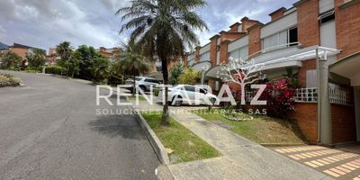 HERMOSA CASA UBICADA EN CONJUNTO RESIDENCIAL A SOLO 5 MINUTOS DEL MALL LA FRONTERA Y 7 MINUTOS DEL MALL SAN LUCAS. Puntos de referencia: cerca de; bancos, restaurantes, supermercados, iglesia, colegio, cines, centro comercial, transporte publico integrado. El conjunto residencial tiene , juegos infantiles, salón social, gimnasio y seguridad las 24 horas. La casa cuenta con sala comedor independientes, cocina independiente, espectacular zona de patio con excelentes espacios, en la segunda planta tiene 3 habitaciones (principal con baño y Vestier), sala de tv o hall de alcobas, en el tercer nivel encontramos una habitación mas con amplios espacios, o mansarda. La casa se encuentra en excelente estado, tiene parqueadero para 2 carros (1cubierto).