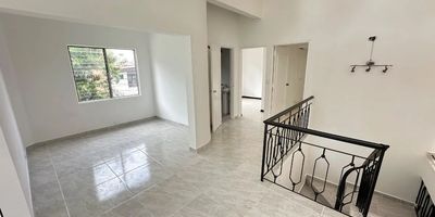 EXCELENTE CASA UNIFAMILIAR ESQUINERA REMODELADA CUENTA CON 5 HABITACIONES, 2 ESPACIOS DE ESTUDIO,2 BAÑOS, SALA  COMEDOR AMPLIA, COCINA AMPLIA, AMPLIOS PASILLOS ILUMINADOS, 2 PATIOS INTERNO Y EXTERNO EL PATIO EXTERIOR PUEDE SER MODIFICADO O ACONDICIONADO. CUENTA CON GARAJE AMPLIO CON ALTURA PARA CAMIONETA O POSIBILIDAD DE PARQUEAR 2 CARROS PEQUEÑOS, TAMBIEN SE PUEDE ADAPTAR COMO LOCAL COMERCIAL. Ideal para Mini mercados o tiendas de conveniencia, IPS o centros médicos  Consultorios especializados, Spa o centros de estética, Peluquerías o barberías, Restaurantes o cafeterías, Veterinarias, Agencias de publicidad o marketing  Oficinas de comercializadoras o importadoras  Ferreterías.