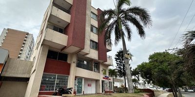 Espectacular apartaestudio de oportunidad para arriendo, amplio con buena ventilación e iluminación natural, ubicado en un excelente sector al norte de la ciudad, cuenta con 1 alcoba, 1 baño, sala comedor, cocina integral, 1 parqueadero privado, area de 43 m2