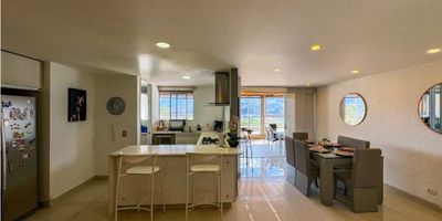 APARTAMENTO EN EL POBLADO MEDELLIN ESPACIO AMPLIO Y EXCLUSIVO
Vive la experiencia de un hogar único con ciento noventa y seis metros cuadrados de área construida distribuidos en amplias zonas sociales tres habitaciones dos baños y dos parqueaderos privados Ubicado en un nivel alto con vista privilegiada este apartamento hace parte de una unidad residencial completa que ofrece seguridad confort y múltiples espacios de esparcimiento en una de las zonas más exclusivas del Poblado Ideal para quienes buscan amplitud elegancia y una ubicación estratégica en Medellín. DCCG