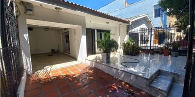 Encantadora casa en alquiler ubicada en el barrio la concepcion ideal para un uso comercial. Con un área de terreno de 370 M2, cuenta con 3 alcobas, la habitación principal cuenta con su propio baño con tina, ideal para tener tu propio espacio personal. Además, cuenta con un baño auxiliar para mayor comodidad.

La ubicación de esta propiedad también te permitirá tener acceso a centros comerciales y colegios  en la zona, lo que te brindará múltiples opciones de entretenimiento y facilidad de transporte publico

¡Contáctanos ahora para más información y programa una visita!
