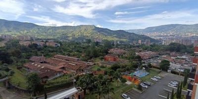 Apartamento para arriendo en la Estrella, 64 M2, sala comedor, cocina integral, dos baños , tres alcobas , tres closet , balcón , piso en ceramica , zona de ropas , calentador a gas y parqueadero.

La unidad cuenta con: Portería las 24 horas, ascensor, shut de basuras y piscina.

Comodidad