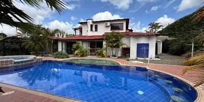 Se vende gran casa en condominio Quintas de Sevilla etapa 4, vía pueblito cafetero, cerca a vías de acceso, cerca a restaurantes, la casa esta distribuida en 3 habitaciones con closet, 2 baños y el principal cuenta con bañera, cuenta con cocina integral completa, piscina y jacuzzy climatizados, una gran sala comedor amplia, zona BQQ, 1 garaje en el cual caben 4 vehículos en 2 filas, la casa se encuentra en perfecto estado CONTACTANOS!!!!!! 