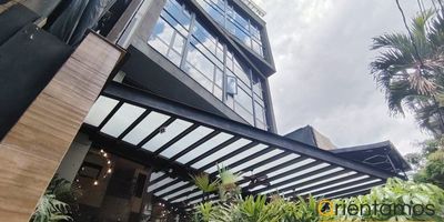 Oficina en arriendo Medellín, en el sector del Parque Lleras cuenta con 10 m2, 2 baños, aire acondicionado, oficina interna en edificio reconocido, fácil acceso a transporte publico, zona comercial, seguridad en la sector.
