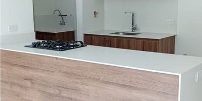 Apartamento en venta en Sabaneta de 68.2 m², le ofrece el equilibrio perfecto entre comodidad, ubicación y calidad de vida. Su distribución incluye 2 acogedoras alcobas, 2 baños completos, cocina integral, zona de ropas y balcón con vista para disfrutar del aire fresco. Admite mascotas y cuenta con armarios empotrados para mantener cada espacio organizado. Ubicado en urbanización cerrada con vigilancia 24/7, ofrece amenidades como piscina, gimnasio, sauna, turco, zonas deportivas, parque infantil y área de BBQ, ideales para el entretenimiento y la vida en comunidad. Dispone de garaje privado, cuarto útil y cercanía a centros comerciales, instituciones educativas, transporte público y parques, lo que asegura comodidad y fácil acceso a todo lo que necesitas. Una opción ideal para parejas o familias pequeñas que buscan un hogar moderno en un entorno seguro y agradable. Contáctanos y descubre tu próximo hogar en Sabaneta.

Recuerda que te ayudamos en el proceso de tu crédito de vivienda!

 
