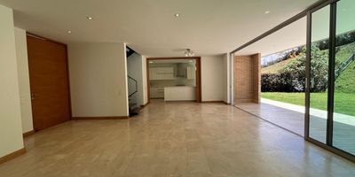 Casa en arriendo en unidad cerrada, sobre vía principal de fácil acceso, cerca a centros comerciales y una gran oferta de servicios complementarios; sector de gran crecimiento y desarrollo urbanístico. Piso en mármol y madera laminada, sala comedor, estar de tv, estudio, biblioteca, 3 alcobas con baño en cada una, cocina integral abierta tipo americano, alcoba y baño de servicio, terraza, jardín y parqueaderos 2 cubiertos. Además de las zonas sociales piscina climatizada, gimnasio dotado, turco, adicional las zonas verdes y parques infantiles cancha de squash. Vigilancia 24 horas, citofonía y circuito cerrado de tv. Inmuebles sujetos a verificación de disponibilidad.