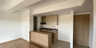 Apartamento para estrenar disponible para el arriendo, ubicado en exclusiva unidad cerrada de Rionegro, el apartamento cuenta con un área de 80mts, de los cuales  tiene una terraza con un area de 25mts aprox, cuenta con 2 habitaciones, 2 baños, sala comedor, cocina  integral, zona de ropas, parqueadero y cuarto útil. La unidad cuenta con portería 24 horas, gimnasio, salón social, juegos infantiles, fácil acceso, transporte publico cercano. Un lugar ideal para vivir en tranquilidad.