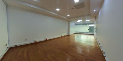 OFICINA INTERIOR EN EDIFICIO INTELIGENTE, UN BAÑO, UN GARAJE, PISOS EN MADERA, CUATRO ASCENSORES, PARQUEADERO PARA VISITANTES, PLANTA ELECTRICA, BAÑOS COMUNALES, SALON DE CONFERENCIAS