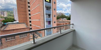 ¡Oportunidad única en San José Obrero, Bello! Se vende amplio y moderno apartamento de 85 m², ideal para quienes buscan confort y estilo en una excelente ubicación. Esta propiedad cuenta con 3 acogedoras habitaciones, 2 baños completos con acabados modernos, una cocina abierta que se integra perfectamente con la zona social, zona de ropas independiente y un espacioso salón comedor lleno de luz natural. El balcón ofrece una agradable vista y ventilación cruzada, perfecto para disfrutar del clima. El apartamento se encuentra en un edificio independiente con ascensor, lo que brinda comodidad y privacidad. Los acabados son de muy buena calidad, con detalles que realzan cada espacio y crean un ambiente cálido y contemporáneo. Ubicado en una zona residencial tranquila, con fácil acceso a transporte, comercios y servicios. Una excelente opción para vivir o invertir en uno de los sectores con mayor proyección de Bello. ¡Agenda tu visita hoy mismo!
