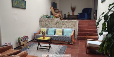 Atos Inmobiliaria vende casa en el barrio Santa Bárbara. En el primer nivel cuenta con garaje; en el segundo nivel, sala-comedor, estudio, cocina integral, cuarto y baño de servicio, depósito y patio de ropas. En el tercer nivel dispone de una habitación con clóset, y en el cuarto piso, tres habitaciones (una con baño privado) y un baño auxiliar para las demás alcobas. No esperes más, contáctanos y agenda tu cita.