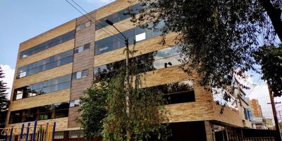 EDIFICIO PARA ESTRENAR VISTA A PARQUES SOBRE CALLE Y SOBRE CARRERA PRIMER PISO AREAS COMUNES Y CUATRO PISOS DE AREA UTIL  ( ENTIDADES DE SALUD O EMPRESAS ) , ÁREA PARA RECEPCIÓN, PRIMER NIVEL OCHO PARQUEADEROS, PARQUEADERO PARA TRES MOTOS Y BICICLETAS,  ASCENSOR CON CAPACIDAD PARA 8 PERSONAS CON APERTURA DOBLE CARA, 110 KW DEL SEGUNDO AL QUINTO PISO. AREA DE SERVICIO 267,10 M2 Y DEL PISO 2 AL 5 ÁREA TOTAL OFICINAS 1.304 M2 DE OFICINAS. 16 BAÑOS MÁS 1 PARA  DISCAPACITADOS.
LUZ TRIFASICA PARA ZONAS SOCIALES Y PRIMER PISO, AREA PARA DESECHOS BIOLOGICOS, AREA PARA INSTALACIÓN PLANTA DE SUPLENCIA, DUCTOS PARA CABLEADO ESTRUCTURADO. CUATRO TANQUES DE RESERVA DE AGUA UBICADOS EN CUBIERTA CON CAPACIDAD TOTAL 2000 CENTIMETROS CUBICOS. PISOS EN PORCELANATO LIQUIDO, CUBIERTA TERMO ACUSTICA A DOS AGUAS, VENTANERIA FLOTANTE.   PUNTO ELECTRICO E HIDRÁULICO PARA COCINETA EN CADA PISO. EL EDIFICIO CUENTA CON SERVICIOS DE AGUA, LUZ, STRIP TELEFONICO Y PUNTOS DE GAS.  AL VALOR DEL CANON SE LE DEBE AGREGAR UN CUARTO DEL 100% DEL IVA