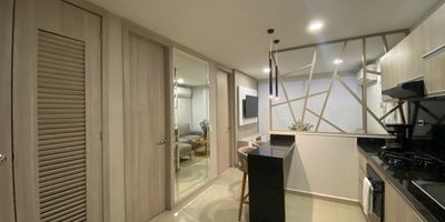 Apartamento amoblado en arriendo en El Tabor, ubicado en unidad cerrada cerca a centros comerciales, restaurantes, parques, rutas de transporte público. Cuenta con 1 habitación, 2 baños, sala comedor, estar de tv, balcón en la sala con vista al exterior, terraza, 2 aires acondicionados, pisos en porcelanato, cocina integral con mesón en granito, zona de ropas, parqueadero asignado, piscina, gimnasio, placa polideportiva, salón comunal, parques infantiles, sauna, turco, zona BBQ vigilancia y porteria 24 horas.