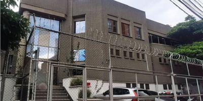 Bodega en Venta en Sabaneta, Antioquia, ofrece 3.197,8 m² de área construida y privada, con espacios amplios y funcionales para almacenamiento, producción o distribución. Cuenta con 3 baños completos y un baño auxiliar, además de conexiones de agua y electricidad listas para el uso inmediato de equipos e instalaciones.

Su ubicación estratégica, con acceso pavimentado y cercanía a la zona urbana, permite una fácil entrada y salida de vehículos de carga. Está próxima a comercios y dispone de parqueadero para visitantes, lo que brinda comodidad y seguridad a clientes y proveedores.

La proximidad al transporte público facilita el traslado eficiente y económico de productos o materiales, optimizando las operaciones y ampliando el alcance comercial.

Con todas estas ventajas, esta propiedad se presenta como una oportunidad ideal para fortalecer o expandir tu negocio. Contáctanos para más información y agenda una visita.
