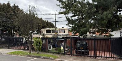 Se venden 2 casas continuas en excelente ubicación en el Barrio Polo Club – Bogotá. Ideal para desarrollar un proyecto inmobiliario gracias a su amplio frente y uso del suelo favorable. Actualmente los inmuebles se encuentran rentados: una de las casas funciona como oficina y la otra como vivienda, lo que garantiza una renta inmediata mientras se planifica el desarrollo del proyecto. Zona de alta valorización, cercana a vías principales, comercio y servicios.