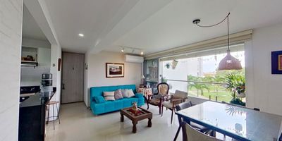 Apartamento en venta de 82m2, con vista interior, ubicado en un 2do piso (Torre A Apto 201), acceso por ascensor, parqueadero propio cubierto (34) y depósito (0202). Consta de 2 habitaciones, 2 baños, sala comedor, cocina, balcón y zona de lavandería. Tiene piso cerámico en todas sus zonas. El conjunto cuenta con salón social, zonas verdes, zona para niños, piscina y vigilancia privada las 24 horas. Cerca a centro comercial Alfaguara; cerca a almacenes de cadena Éxito, Dollarcity y D1; Vías de acceso por la vía Chipaya y calle Farallones. ID-16296260904
